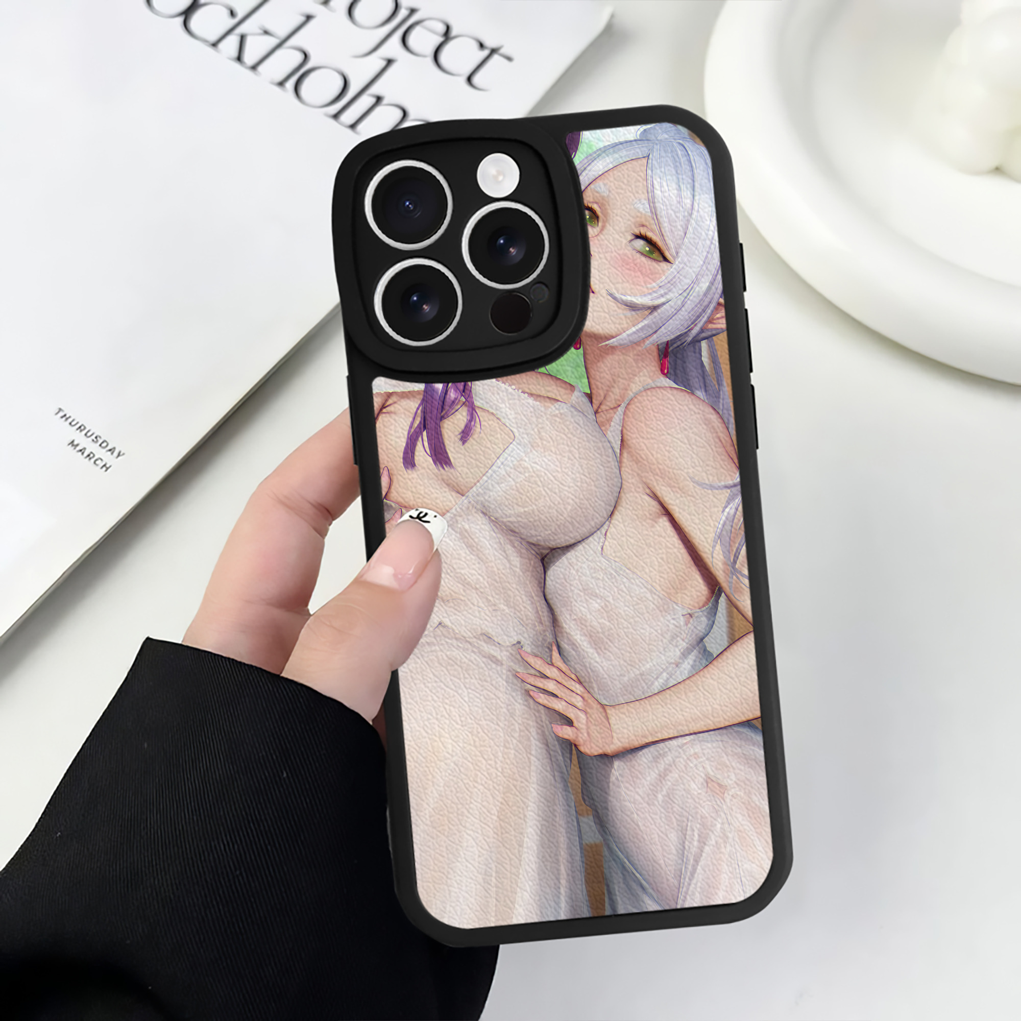 （画像用） 葬送のフリーレン Frieren 【iPhone 16シリーズ対応】シリコンスマホケース（レザー調） 材質：シリコン